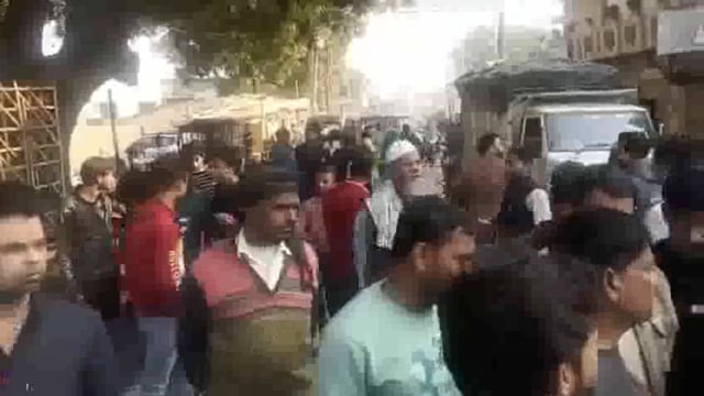 ड्राइवर फोन पर बात करते करते गाड़ी कर रहा था बैक,पिछले पहिये के नीचे आकर बच्चे की मौत मोहल्ला  बिजली पूरा का मामला