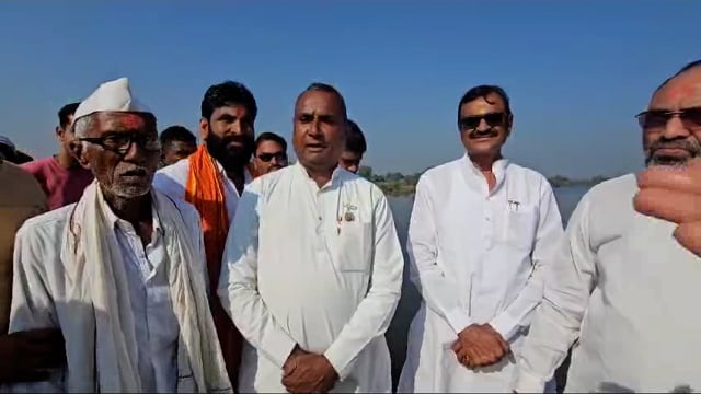 हिंगोली :- बेलवाडी गावाजवळ कयाधू नदीवर कोल्हापुरी बंधारे बांधून शेतकऱ्यांना मोठा फायदा झाला असल्याचे शेतकरी सांगताना