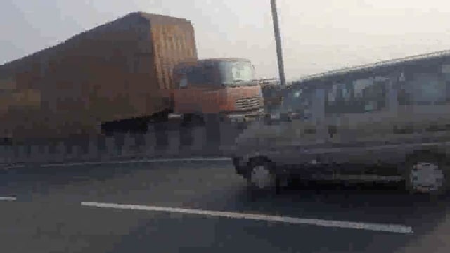 थाना फरह फरह पुल पर गाङी छोडकर भागा ड्राईवर लगा लम्बा जाम 