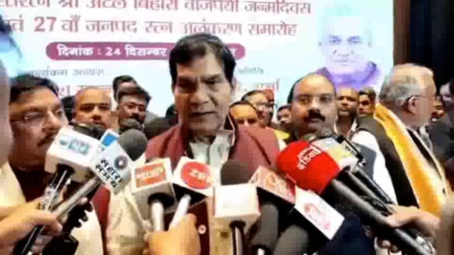 शहर के मोहल्ला तारीन टिकली की रहने वाली लॉन टेनिस खिलाड़ी कुमारी महिका खन्ना को यूपी के ऊर्जा मंत्री ने जनपद रत्न से