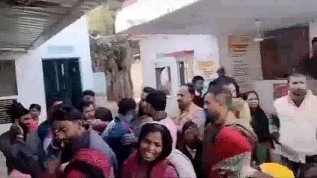 ओवरलोड ट्रक,सड़क के दोनों किनारों पर भट्टे की लगी थी ईंटे,ट्रक ने बाईक को मारी टक्कर,बच्चे की मौत गाँव पतराजपुर का मामला