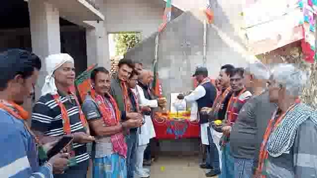 गोपालपुर गांव में भाजपा कार्यकर्ताओं के द्वारा मनाई गई अटल बिहारी वाजपेई की 99 वीं जयंती