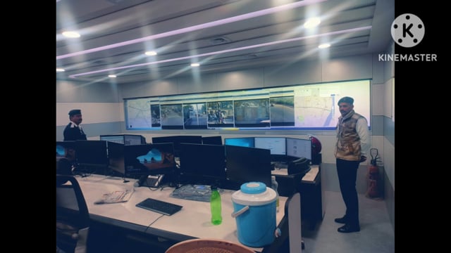 आगरा ट्रैफिक पुलिस लाइन में स्थित हाईटेक कंट्रोल रूम से पूरे शहर के ट्रैफिक को कंट्रोल करते हुए ट्रैफिक पुलिस कर्मी