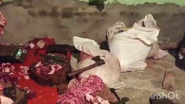 मथुरा कोतवाली के सोख रोड स्थित आजाद नगर के बंद मकान में अवैध मांस का कटान पुलिस ने मांस किया बरामद