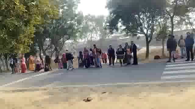 ओ एच ई को लिया ब्लॉक फेल: थमे रेलगाड़ी के पहिए, यात्रियों को हुई भारी परेशानी।