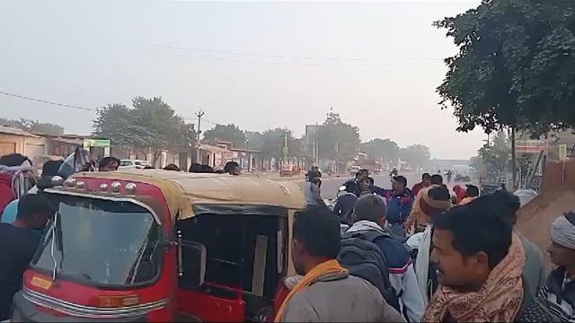 थाना खंडोली क्षेत्र की हाथरस रोड पर माया वाटिका की समीप सामने गए आने से तेज रफ्तार से चल रही टेंपो पलटा और चार लोग घायल