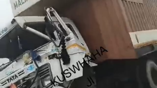 कोर में वाहनों की टकराने के बाद लूट कर ले गए मुर्गी लोग इंसानियत हुई संसार ठीक पुकार मची ड्राइवर हुआ घायल