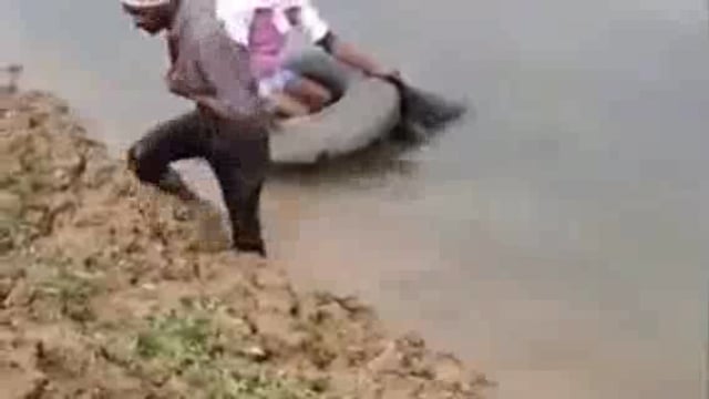 जमीन के विवाद में बुजुर्ग पिता को जमकर पीटा, बेटे को दबंगों ने नदी में फेंका हुई मौत गांव करी मुकुवापुर का मामला