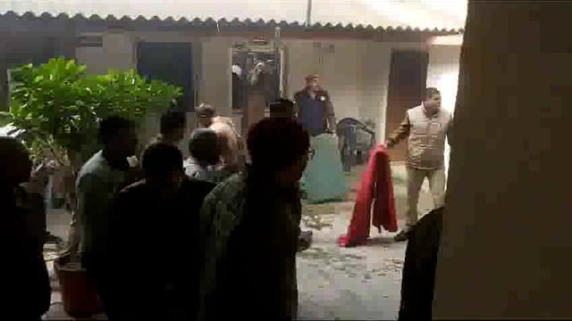 उन्नाव एसपी ऑफिस में युवक ने किया आत्मदाह, अपर पुलिस अधीक्षक के कमरे के बाहर किया आत्मदाह
ज्वलनशील पदार्थ डालकर खुद को लगाई आग, एसपी ऑफिस में आत्मदाह से मचा हड़कंप।