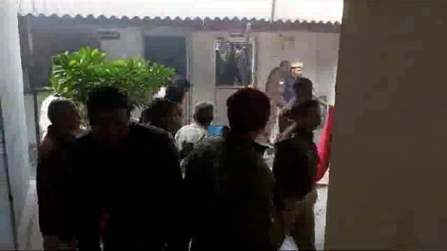 उन्नाव एसपी ऑफिस में युवक ने किया आत्मदाह, अपर पुलिस अधीक्षक के कमरे के बाहर किया आत्मदाह
ज्वलनशील पदार्थ डालकर खुद को लगाई आग, एसपी ऑफिस में आत्मदाह से मचा हड़कंप।