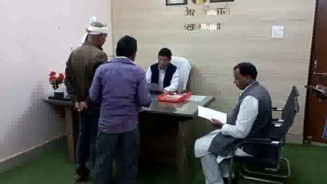 अंतरराष्ट्रीय मानवाधिकार सुरक्षा संगठन के पदाधिकारी ने खतौनी फीड कराने की मांग को लेकर एसडीएम जलालाबाद को सौंपा ज्ञापन