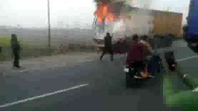 थाना रोजा क्षेत्र के गाँव जमुका के पास हाईवे 24 पर अचानक ट्रक के अगले हिस्से में लगी आग बड़ी मशक्कत के बाद आग पर पाया का