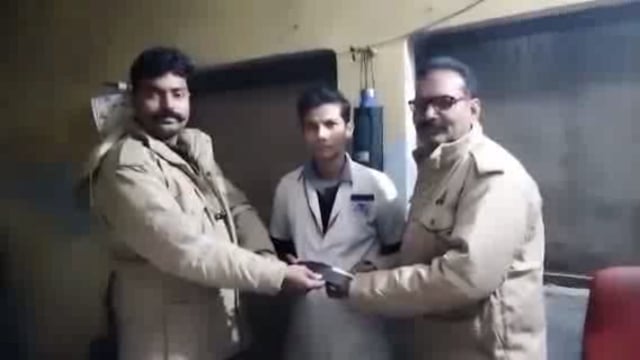 चौकी अजीजगंज पुलिस की सक्रियता के चलते मौ0 तारीन टिकली के छात्र का खोया हुआ पर्स मिला वापस