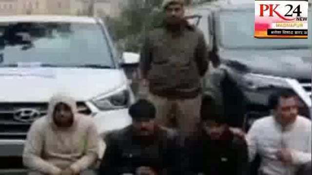 चोरी की दो लग्जरी कारों के साथ चार शातिर चोरों का गिरोह पकड़ा गया। शाहजहांपुर पुलिस ने वाहन चेकिंग के दौरान इन्हे पकड़ा।
