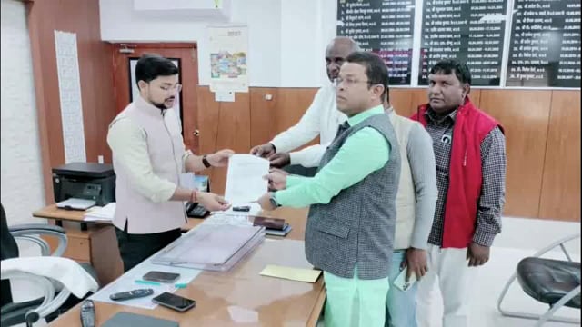 जिला परिषद अध्यक्ष एवं उपाध्यक्ष के खिलाफ14 सदस्यों ने हस्ताक्षर युक्त अविश्वास प्रस्ताव का आवेदन जिला अधिकारी को सौंपी 