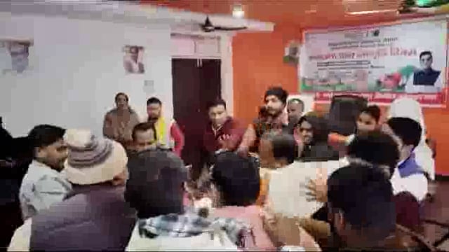 नगर पंचायत बोर्ड बैठक के दौरान आपे से बाहर नगर पंचायत अध्यक्ष ओमकार गुप्ता ने दलित सभासद को जमकर पीटा वीडियो सोशल मीडिया पर वायरल
