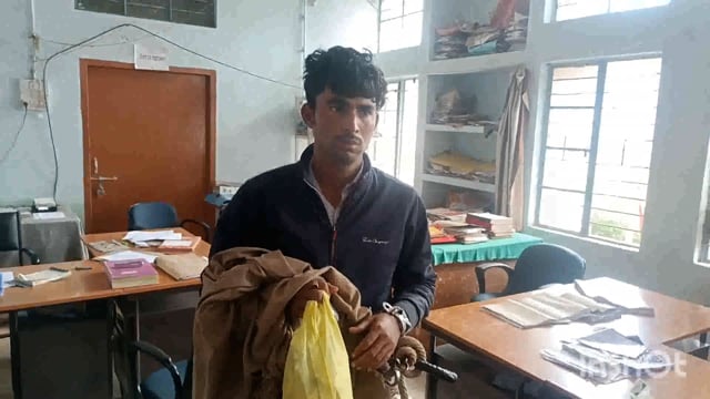 सूरजगढ़ा-पंचायत उपचुनाव बूथ संख्या 52 पर पुलिस के साथ मारपीट के क्रम में एक व्यक्ति गिरफ्तार।