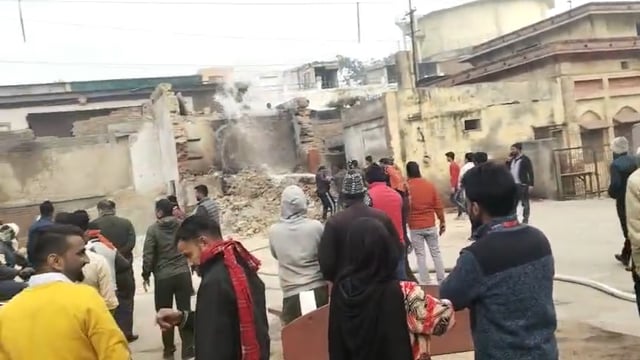एस एन मेडिकल कॉलेज परिसर में लगी आग पुरानी बिल्डिंग में आग लगने से हर काम