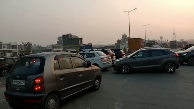 बिहारीगढ़ में लगा भीषण जाम, आधे घंटे तक फंसी रही एंबुलेंस, तड़पता रहा मरीज़, पुलिसकर्मी और नेशनल हाईवे के कर्मचारी देखते