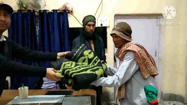 प्रखंड कार्यालय सिरदला में बी डी ओ ने गरीबों असहाय लोगों को किया कम्बल वितरण