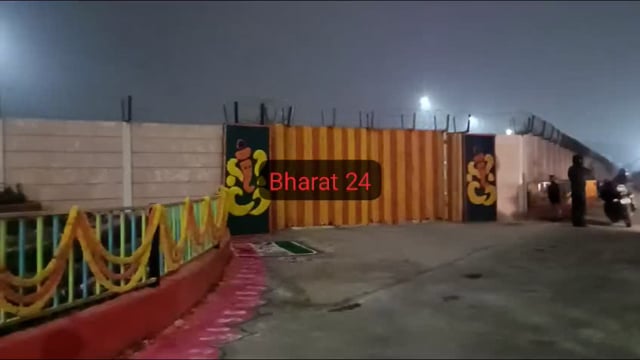 *एयरपोर्ट गेट नम्बर 3 के बाहर का नजारा, जिस रास्ते से नरेंद्र मोदी निकलेंगे भव्य रोड शो के लिये*