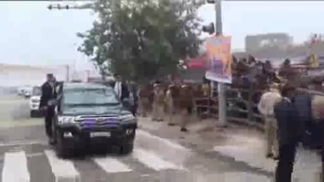 पीएम की जनसभा में शामिल होने के लिए लाखों कि भीड़ का पहुंचा जत्था, पुरुष और महिलाओं तो आ ही रहे है लेकिन उनके साथ बच्चे बुजुर्ग भी जनसभा में शामिल होने पहुंचे