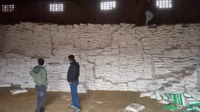  रामचंद्र मिशन पुलिस ने मोहल्ला गाडीपुरा स्थित टाटा कंपनी के इन्वेस्टिगेटर व पुलिस ने टाटा कम्पनी का निकली नमक बरामद किय