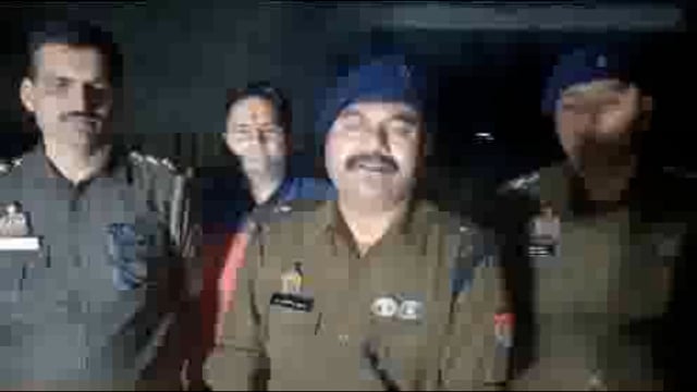 जमुना पार क्षेत्र में हुई लूट की घटना के चार आरोपियों को पुलिस ने मुठभेड़ के बाद धर दबोचा एक बदमाश के पैर में लगी गोली