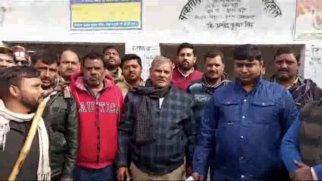 बिहार ब्लॉक के कोटेदार अध्यक्ष दीनानाथ व महामंत्री संतोष मिश्रा की अगुवाई में सप्लाई इंस्पेक्टर कुंडा को दिया गया ज्ञापन