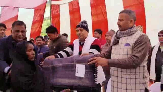 चित्रकूट जनपद मऊ ठंड की वजह से  महिलाओं को कंबल वितरण किया गया अधिक महिलाएं शामिल थी