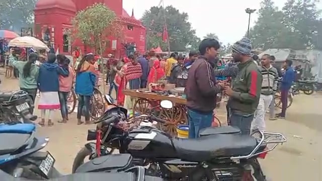 वजीरगंज के सिद्ध पीठ बाबा बालेश्वर नाथ मंदिर पर नये वर्ष के पहले सोमवार को भारी संख्या मे शिवभक्तों ने किया जलाभिषेक 