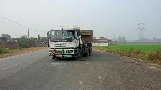 अंबेडकर नगर थाना बसखारी के अंतर्गत भगाहीके पास एक ट्रक हुआ दुर्घटनाग्रस्त