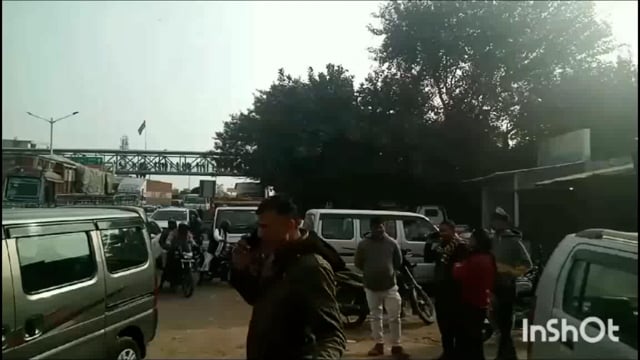 मथुरा मंडी चौराहा ड्राइवर भाइयों ने किया चक्का जाम नए कानून को लेकर