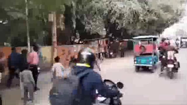 दिनदहाड़े रोड पर जमकर हुई लठ्ठबाजी दो युवक आपस में भिडे सदर बाजार क्षेत्र के टाउन हॉल का मामला मौके पर पहुंची पुलिस