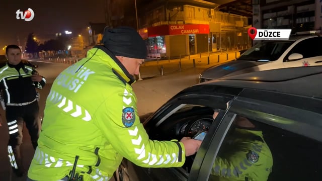 Polis Bu Sefer Çikolata Dağıttı