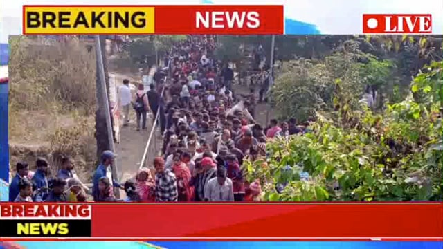 मंदार में पिकनिक मनाने आए पर्यटक सेल्फी लेते हुए