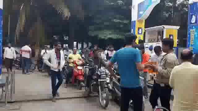 ट्रक ड्रायव्हरने संपाची हाक दिल्याने शहरात विविध पेट्रोल पंपावर वाहनधारकांच्या रांगा