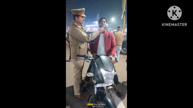 आगरा कमिश्नरेट के आदेश अनुसार सभी चौराहों पर सभी क्षेत्रों पर पुलिस प्रशासन टू व्हीलर और फोर व्हीलर की चेकिंग करते हुए द