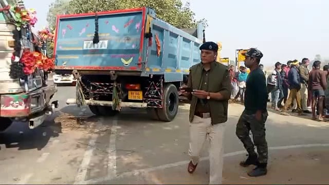 हिट एंड रन केंद्र सरकार के द्वारा बनाए गए नए नियमों के विरोध में अमरपुर के कई जगहों पर ट्रक चालकों ने किया सड़क जाम 