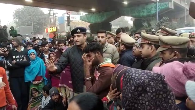 29 दिसंबर से लापता  शिवम का शव ईदगाह स्टेशन के आउटर पर मिला पोस्टमार्टम हाउस पर सोमवार को परिजनों ने शिवम की पहचान की