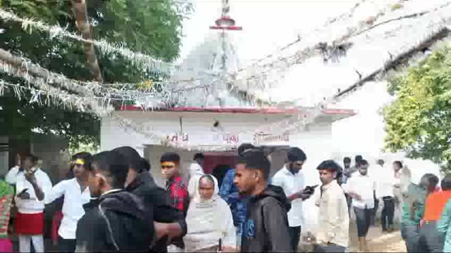 नववर्ष आगमन के खुशी मे बाबा शुमीयांनाथ की सरद्धालुओ ने की पुजा-अर्चना 