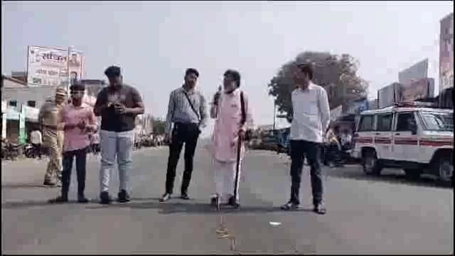 वलांडी व जवळगा येथील जय संघर्ष वाहन  चालकांचा वलांडी येथे रास्ता रोको आंदोलन