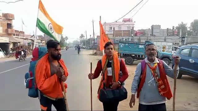 झारखंड से अयोध्या के लिए निकले तीन पैदल यात्री आठवें दिन पहुंचे अमरपुर लोगों ने किया हौसलाअफजाई 