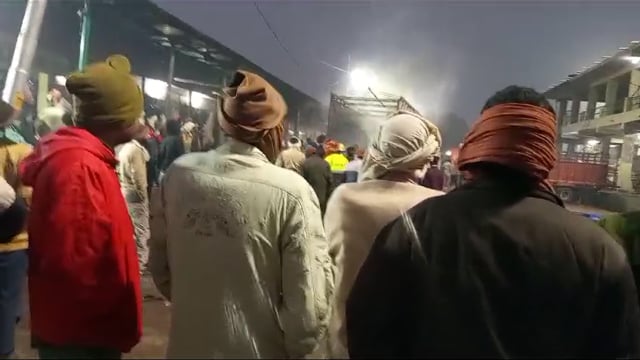 सब्जी मंडी में खड़े प्याज के ट्रैकों में लगी आग अज्ञात कराणो से खड़े ट्रक में लगी आग