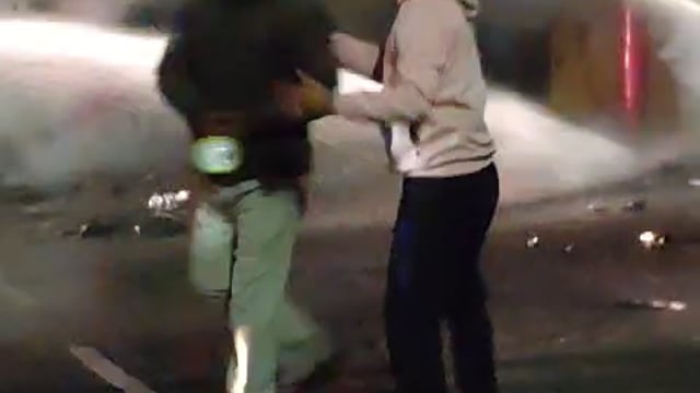 प्रतापपुर एमजी रोड पर लगी भीषण आग बैटरी के शोरूम में लगी आग लगने से बीच चौराहे पर मची अफरा तफरी