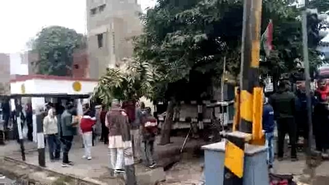 पूर्वोत्तर रेलवे के राया के मांट रोड स्थित रेलवे गेट  बोलेरो चालक की लापरवाही से टूटा: लगा जाम 