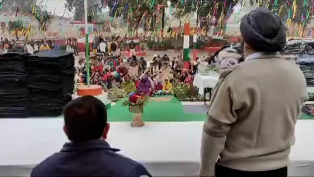 उत्तर प्रदेश उद्योग व्यापार मंडल के सौजन्य से गरीब एवं जरूरतमंदबंदियों को सर्दी से बचने के लिए गर्म कंबल जैकेट जेल मे कि