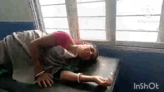 सूरजगढ़ा-मेदनी चौकी थाना क्षेत्र के अवगिल हुसैना गांव में जमीनी विवाद में एक महिला के साथ हुई मारपीट।