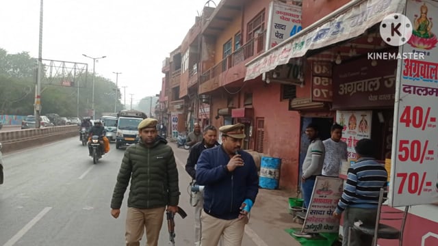 चौकी प्रभारी डिवीजन थाना छत्ता आगरा की द्वारा यमुना किनारे ट्रांसपोर्टरो को रोड पर माल न उतरने के लिए निर्देश