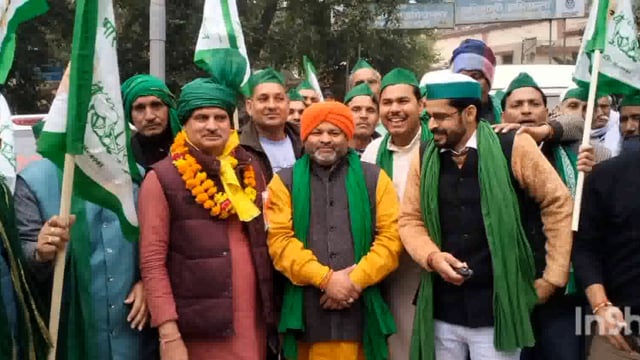 अपनी विभिन्न मांगों को लेकर किसानों ने किया जिला मुख्यालय का घेराव